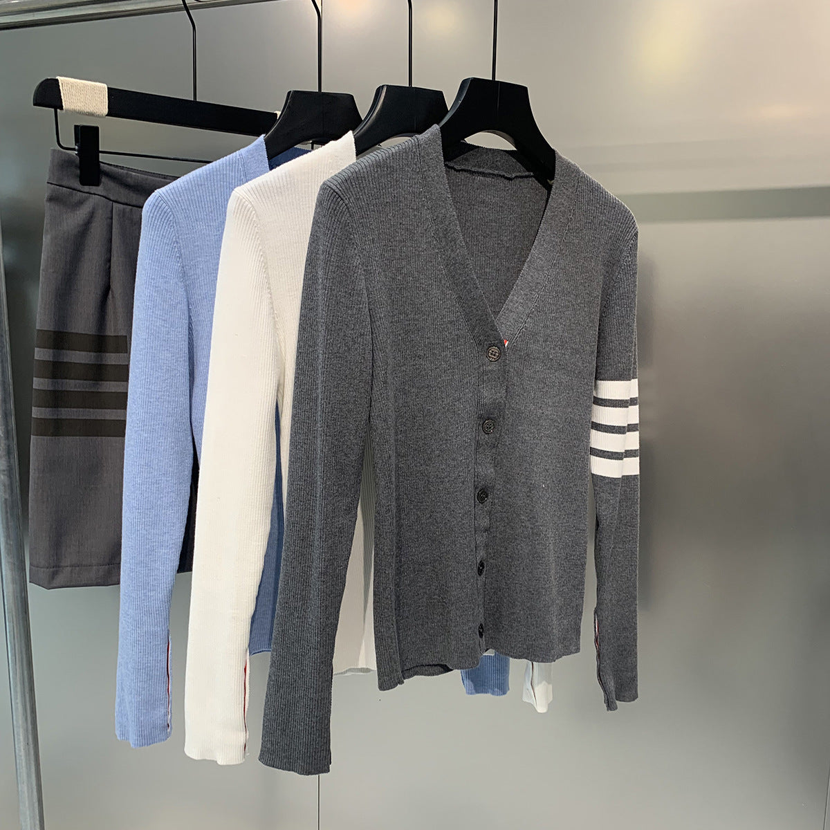 V-neck knitted cardigan（复制） THOM TREND